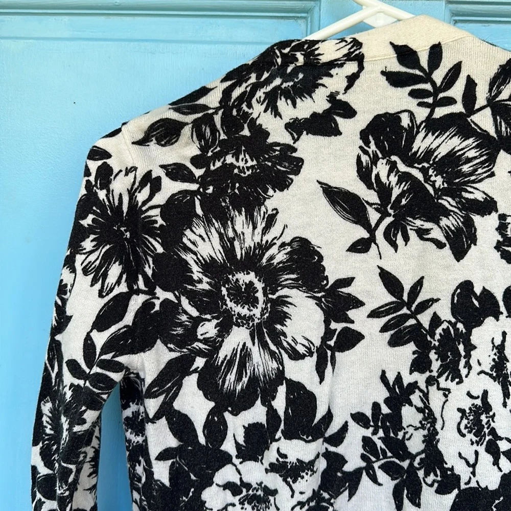 Banana Republic Sweater Floral Black and White Women’s Top size XSP